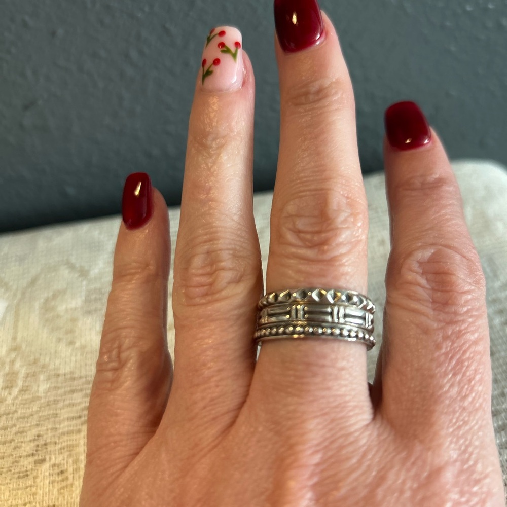 Vintage Silpada -Elegant Silver Stack Rings
size 9